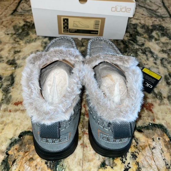 HEY DUDE New Women’s Denny Sleet Shoe Slipper Booties Sherpa Lined 7 Gray Silver - Picture 6 of 7